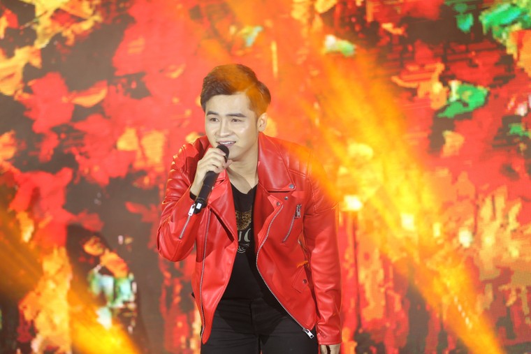 Hàng nghìn khán giả 'quẩy' hết mình trong đại tiệc countdown đầu tiên tại Thanh Hoá ảnh 6