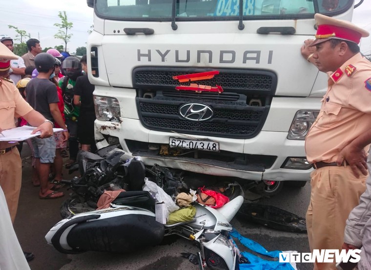 Nhân chứng bàng hoàng kể giây phút container 'nuốt' hàng chục người và xe máy xuống gầm ở Long An ảnh 1