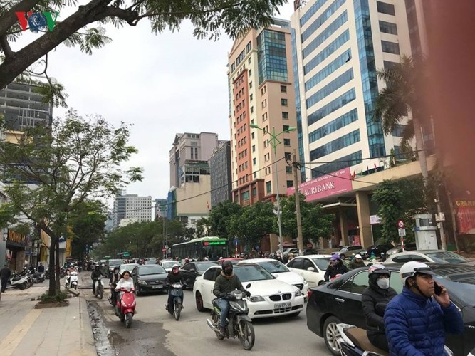 Đường phố Hà Nội ùn tắc trong ngày đi làm đầu tiên của năm 2019 ảnh 1