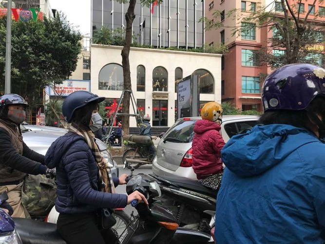 Đường phố Hà Nội ùn tắc trong ngày đi làm đầu tiên của năm 2019 ảnh 4