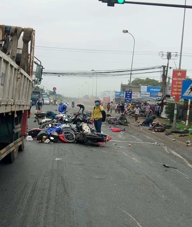 Xe container lao vào dòng xe dừng đèn đỏ, 3 người chết, hơn 10 người bị thương ảnh 5