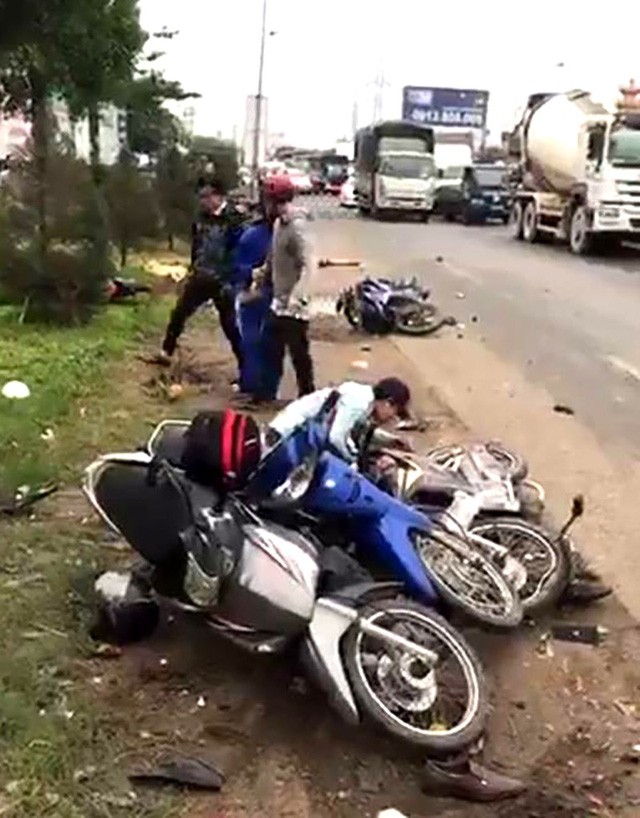 Xe container lao vào dòng xe dừng đèn đỏ, 3 người chết, hơn 10 người bị thương ảnh 4