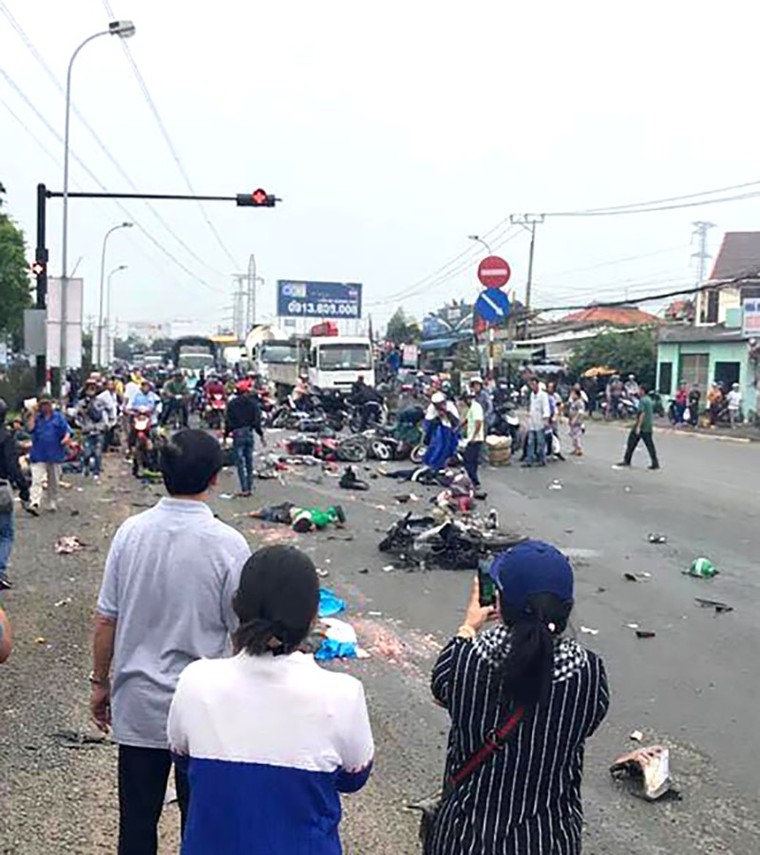 Xe container lao vào dòng xe dừng đèn đỏ, 3 người chết, hơn 10 người bị thương ảnh 1