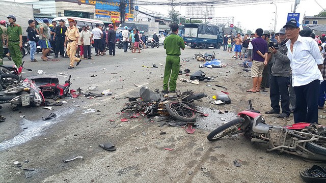 Xe container lao vào dòng xe dừng đèn đỏ, 3 người chết, hơn 10 người bị thương ảnh 3