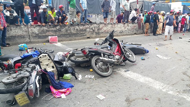 Xe container lao vào dòng xe dừng đèn đỏ, 3 người chết, hơn 10 người bị thương ảnh 6