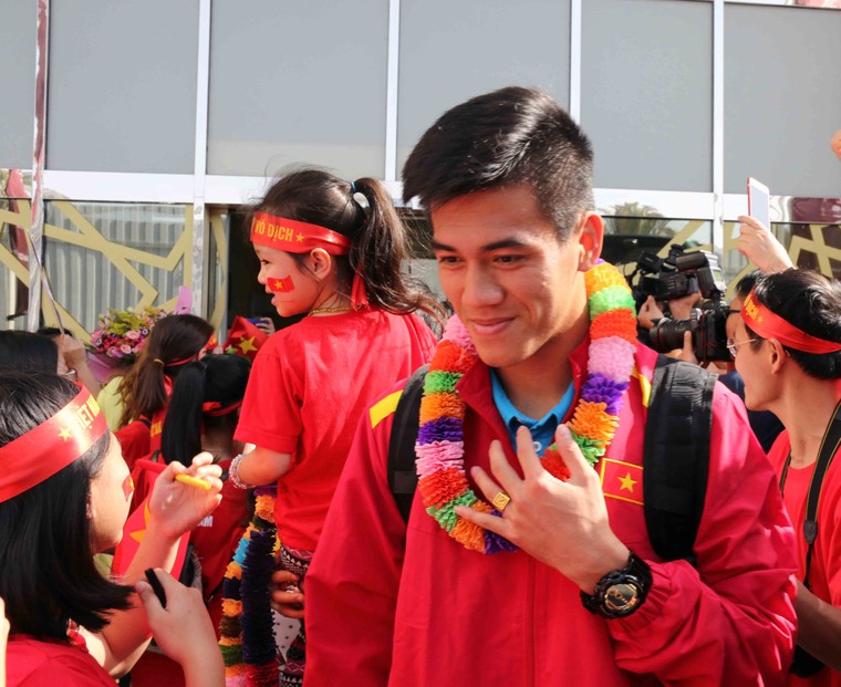 Kết thúc đợt tập huấn tại Qatar, đội tuyển Việt Nam đến UAE ảnh 7