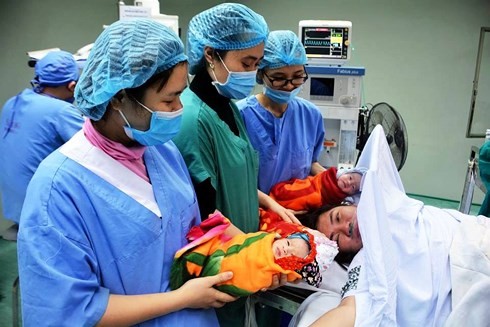 Kỳ diệu 3 em bé chào đời bằng phương pháp thụ tinh ống nghiệm tại Nghệ An ảnh 1