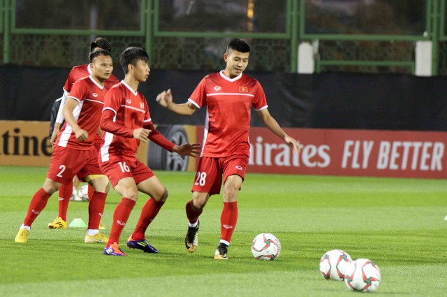 Những hình ảnh tập luyện đầu tiên của của ĐT Việt Nam tại Abu Dhabi ảnh 12