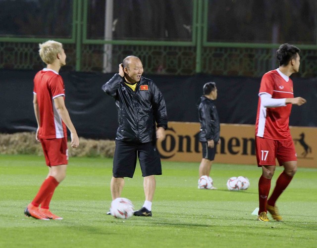 Những hình ảnh tập luyện đầu tiên của của ĐT Việt Nam tại Abu Dhabi ảnh 13