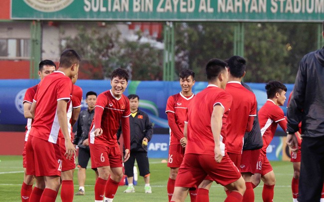 Những hình ảnh tập luyện đầu tiên của của ĐT Việt Nam tại Abu Dhabi ảnh 1