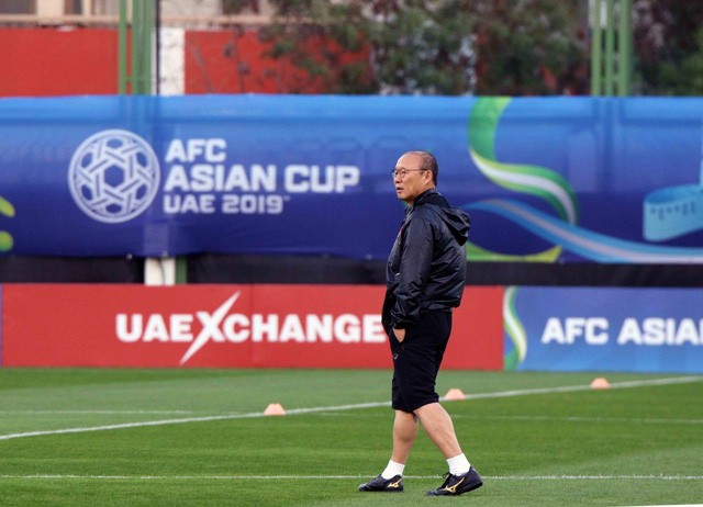 Những hình ảnh tập luyện đầu tiên của của ĐT Việt Nam tại Abu Dhabi ảnh 7