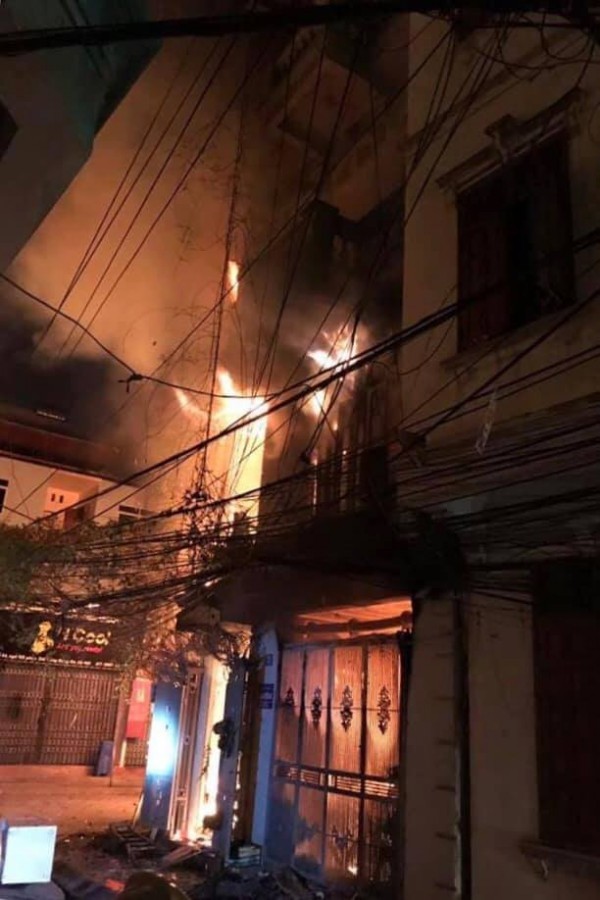 Nhà 4 tầng bốc cháy, một người nhảy từ tầng 2 xuống thoát thân ảnh 1