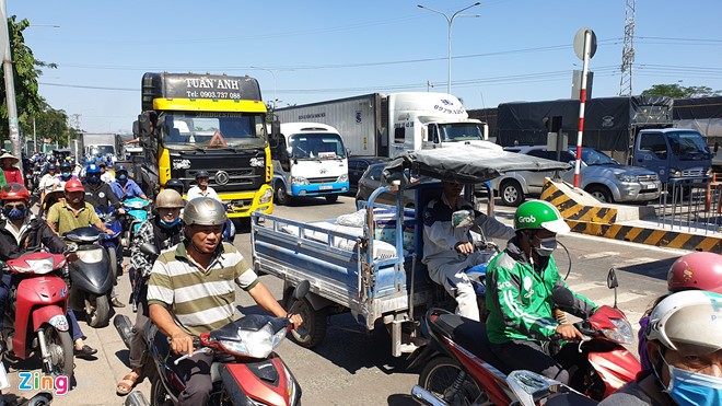 Tài xế dừng ôtô hơn 4 giờ phản đối thu phí ở BOT An Sương - An Lạc ảnh 2