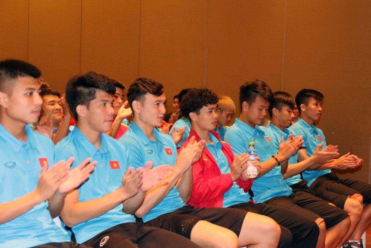 Đại sứ Việt Nam tại UAE tới thăm thầy trò HLV Park Hang-seo ảnh 5