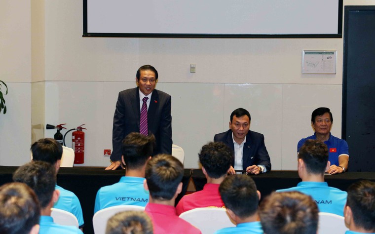 Đại sứ Việt Nam tại UAE tới thăm thầy trò HLV Park Hang-seo ảnh 1