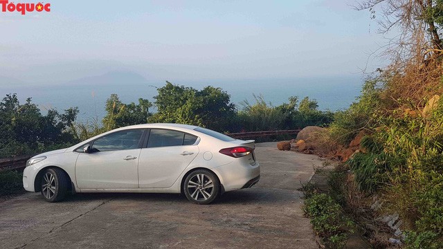 Hình ảnh đất đá sạt lở chắn ngang đường trên bán đảo Sơn Trà ảnh 10