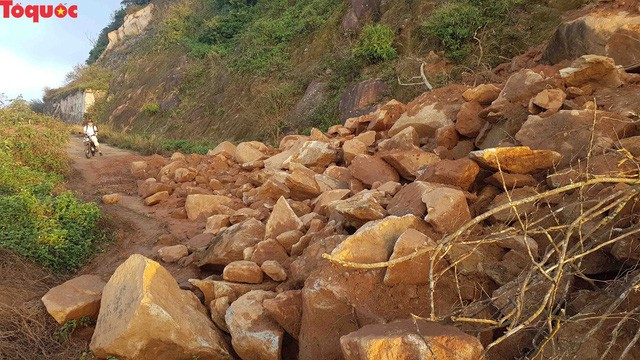 Hình ảnh đất đá sạt lở chắn ngang đường trên bán đảo Sơn Trà ảnh 12