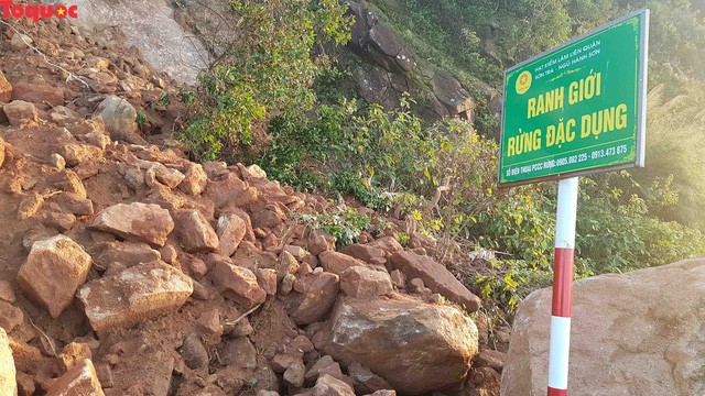 Hình ảnh đất đá sạt lở chắn ngang đường trên bán đảo Sơn Trà ảnh 13