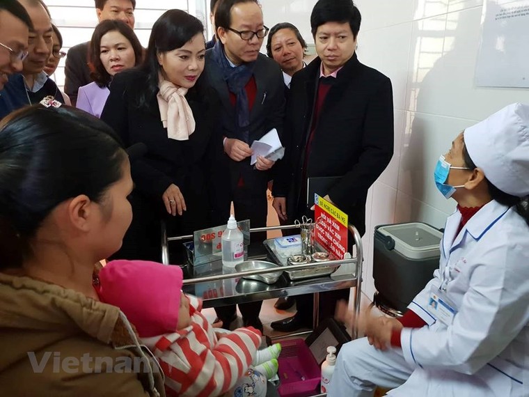 Bộ trưởng Bộ Y tế đi thị sát công tác tiêm chủng ở Hà Nội ảnh 1