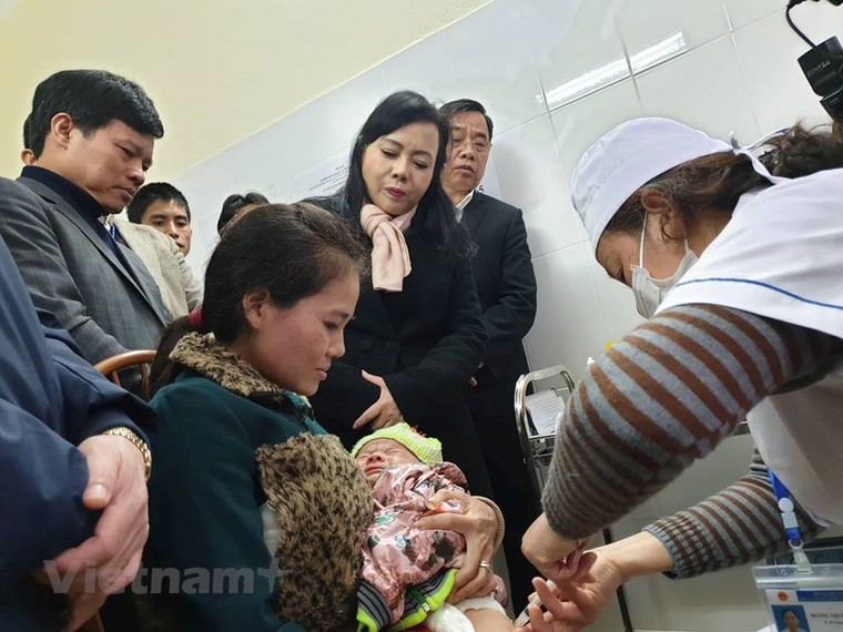 Bộ trưởng Bộ Y tế đi thị sát công tác tiêm chủng ở Hà Nội ảnh 6