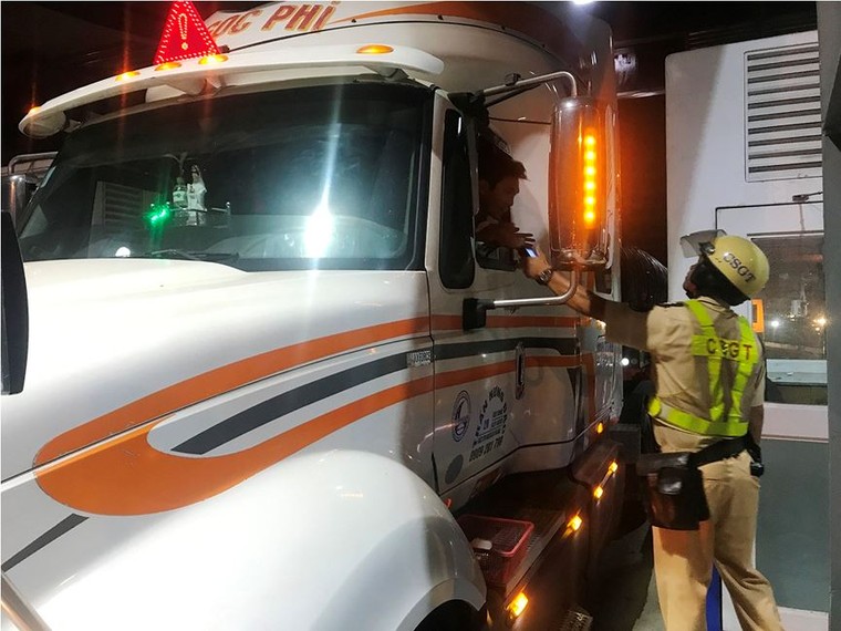 Trắng đêm theo chân CSGT kiểm tra ma tuý tài xế xe container ảnh 10