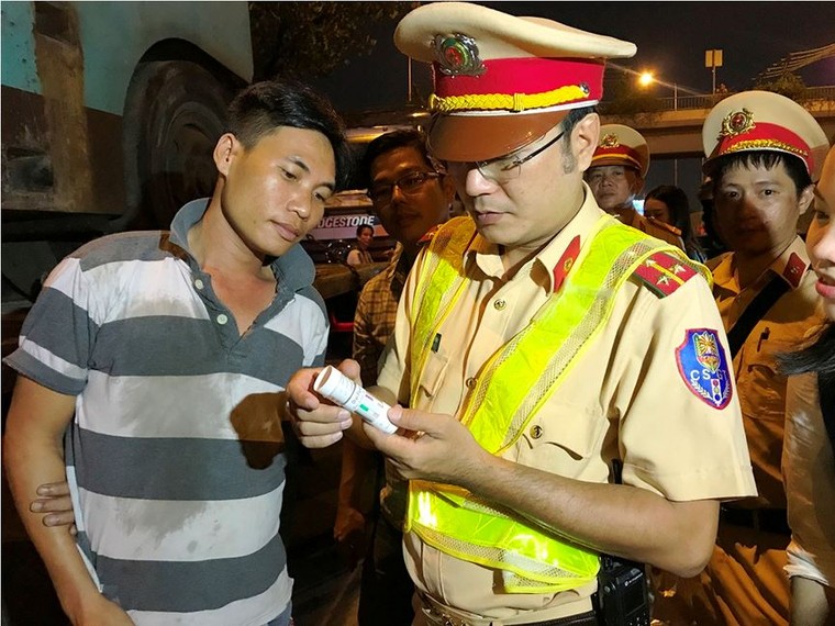 Trắng đêm theo chân CSGT kiểm tra ma tuý tài xế xe container ảnh 11