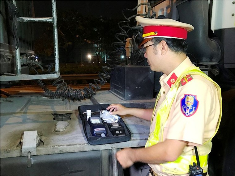 Trắng đêm theo chân CSGT kiểm tra ma tuý tài xế xe container ảnh 12