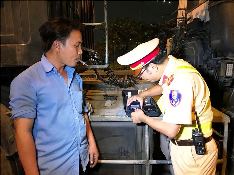 Trắng đêm theo chân CSGT kiểm tra ma tuý tài xế xe container ảnh 13