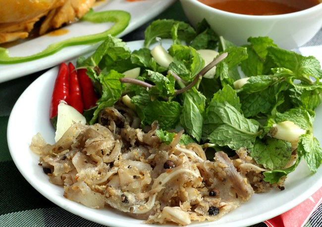 Khi ăn, tré có hương vị gì đặc trưng?