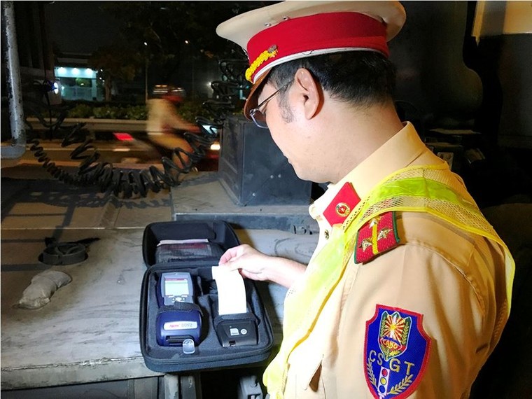 Trắng đêm theo chân CSGT kiểm tra ma tuý tài xế xe container ảnh 14
