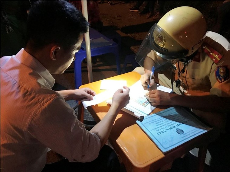 Trắng đêm theo chân CSGT kiểm tra ma tuý tài xế xe container ảnh 16