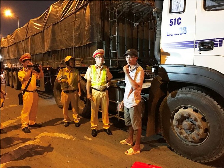 Trắng đêm theo chân CSGT kiểm tra ma tuý tài xế xe container ảnh 2