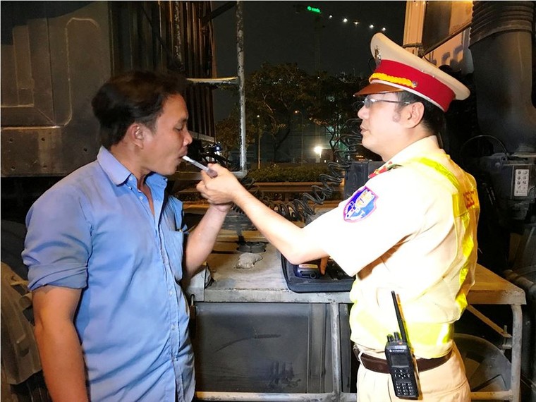Trắng đêm theo chân CSGT kiểm tra ma tuý tài xế xe container ảnh 3