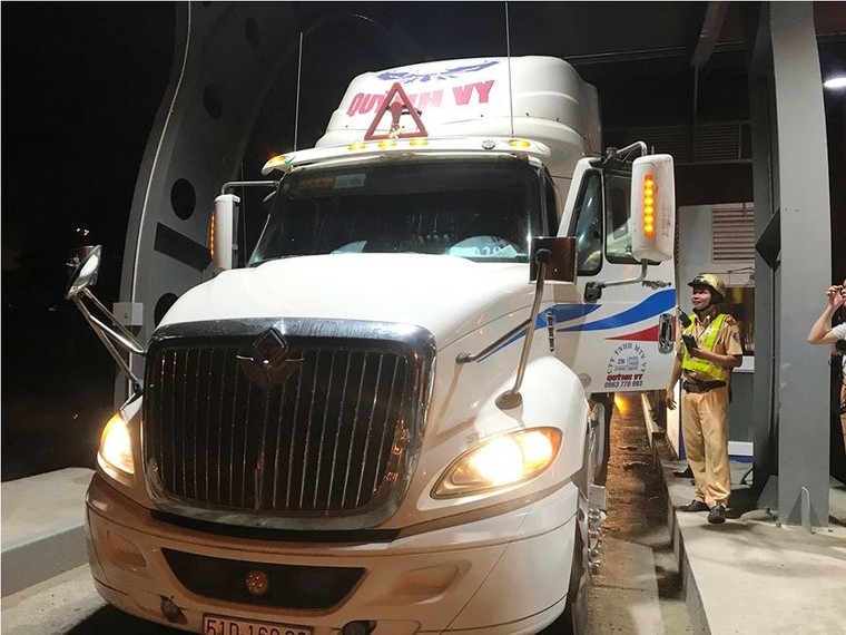Trắng đêm theo chân CSGT kiểm tra ma tuý tài xế xe container ảnh 5