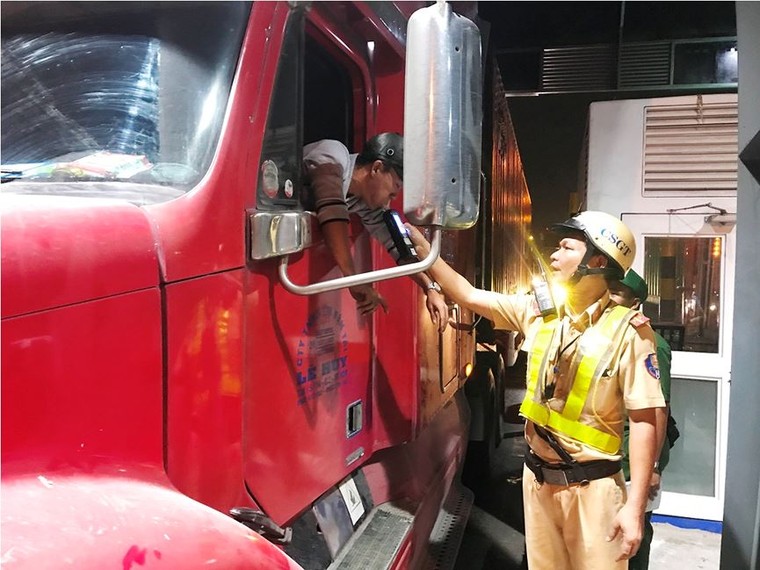 Trắng đêm theo chân CSGT kiểm tra ma tuý tài xế xe container ảnh 6