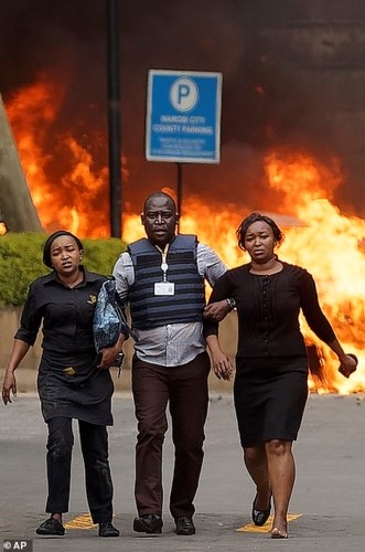 Hiện trường vụ tấn công khủng bố ở Kenya làm 15 người thiệt mạng ảnh 6