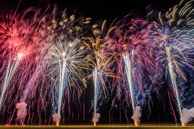 Tiếng pháo hoa phụ thuộc vào điều gì?