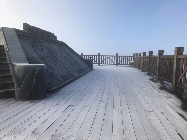 Nhiệt độ xuống thấp, băng phủ trắng đỉnh Fansipan ảnh 11