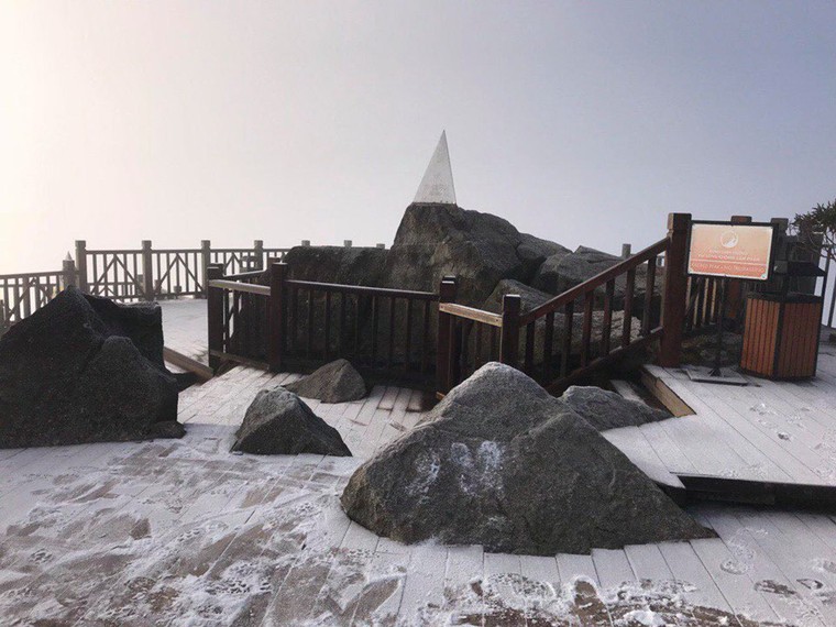 Nhiệt độ xuống thấp, băng phủ trắng đỉnh Fansipan ảnh 12