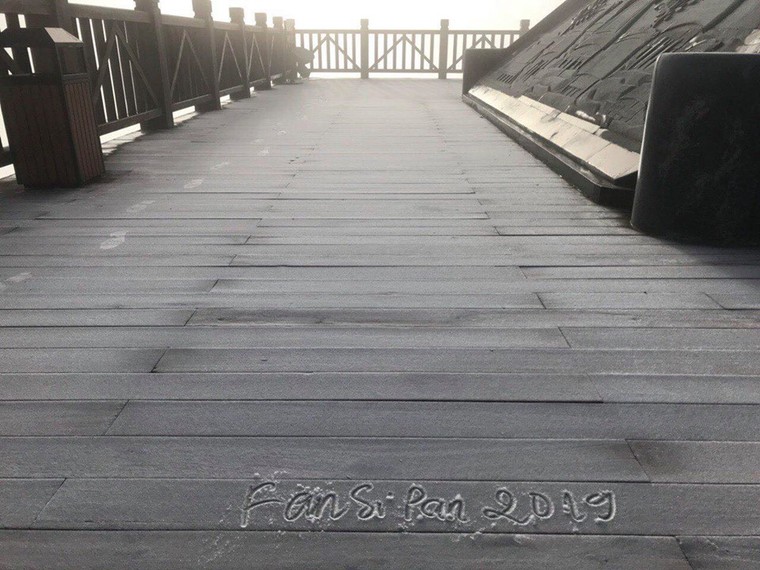 Nhiệt độ xuống thấp, băng phủ trắng đỉnh Fansipan ảnh 13