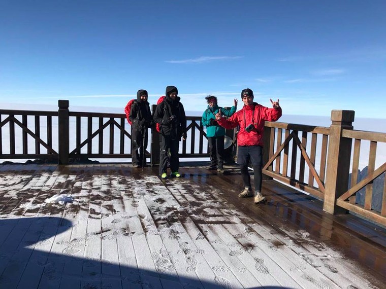 Nhiệt độ xuống thấp, băng phủ trắng đỉnh Fansipan ảnh 2