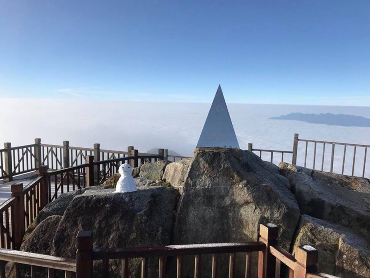 Nhiệt độ xuống thấp, băng phủ trắng đỉnh Fansipan ảnh 4