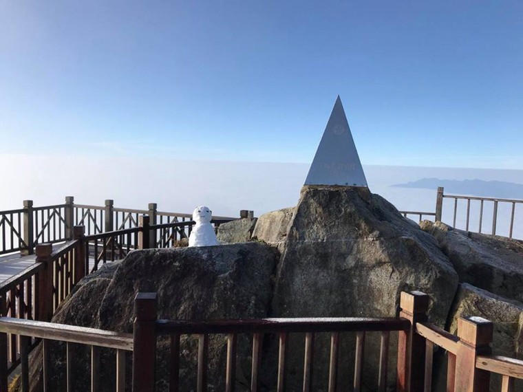 Nhiệt độ xuống thấp, băng phủ trắng đỉnh Fansipan ảnh 5