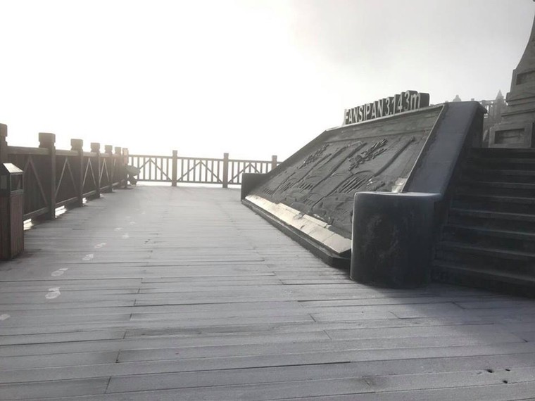 Nhiệt độ xuống thấp, băng phủ trắng đỉnh Fansipan ảnh 6