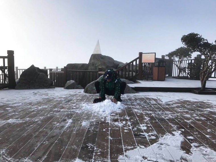 Nhiệt độ xuống thấp, băng phủ trắng đỉnh Fansipan ảnh 8