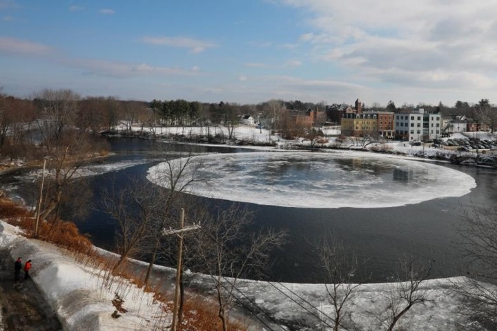 Đĩa băng tròn kỳ lạ xuất hiện trên con sông ở Maine (Mỹ) ảnh 8