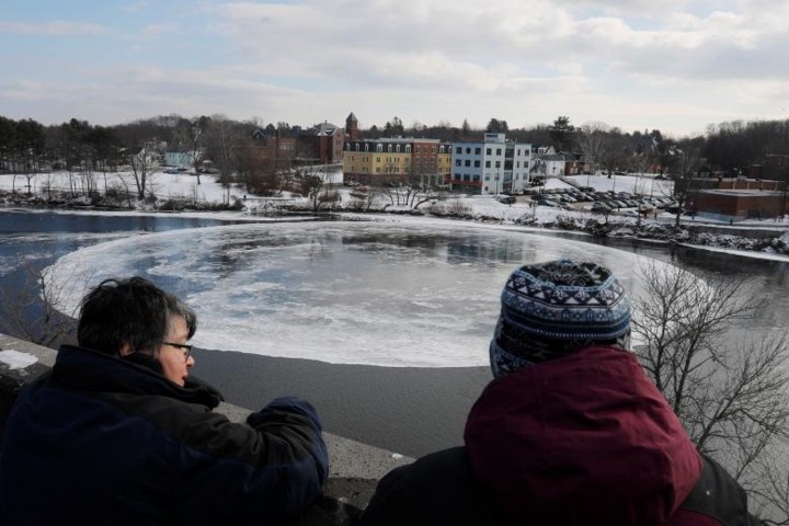 Đĩa băng tròn kỳ lạ xuất hiện trên con sông ở Maine (Mỹ) ảnh 9