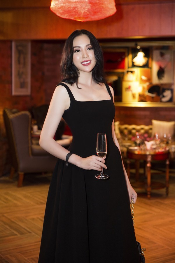 Sau sự cố quên cắt tag váy, Ngọc Trinh đẹp ngời ngời trong chiếc váy bó sát 3 vòng ảnh 1