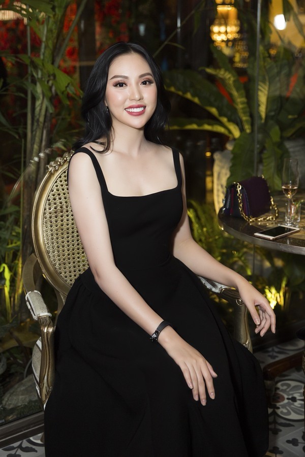 Sau sự cố quên cắt tag váy, Ngọc Trinh đẹp ngời ngời trong chiếc váy bó sát 3 vòng ảnh 5