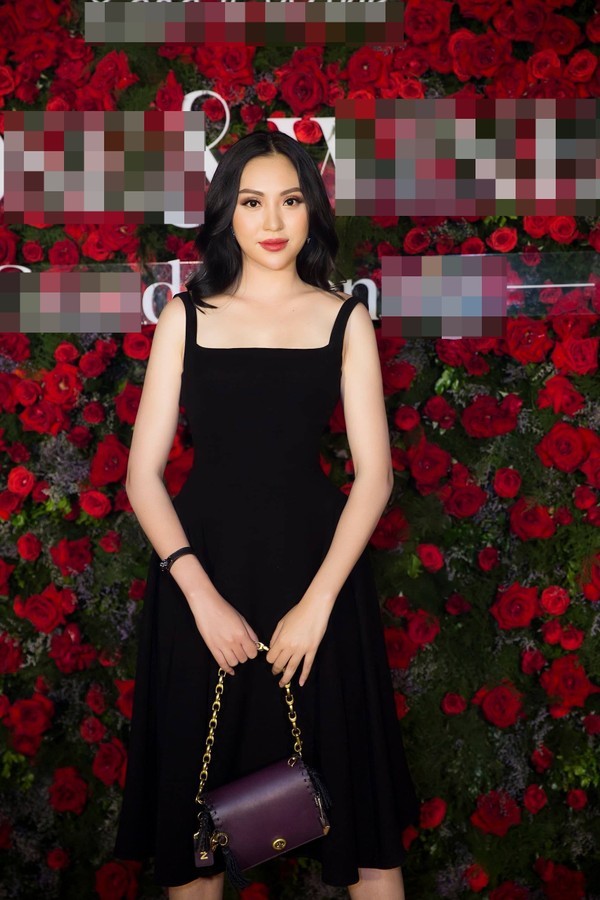 Sau sự cố quên cắt tag váy, Ngọc Trinh đẹp ngời ngời trong chiếc váy bó sát 3 vòng ảnh 6